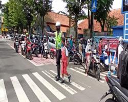 BANTU SISWA SEBRANGKAN JALAN, KASA