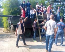 WARTAWAN DIAJAK NAIK TANK LEOPARD,