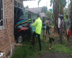 Kecelakaan di Bukateja Mobil Tabrak Mo