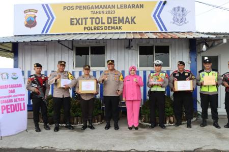 BHAYANGKARI DEMAK BAGIKAN BINGKISA