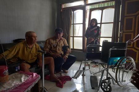 PEMBERIAN BANTUAN KURSI RODA UNTUK