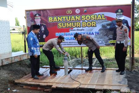 POLRES DEMAK SERAHKAN SUMUR BUR PONPES