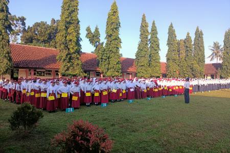 SMP NEGERI 1 PADAMARA SAMBUT SISWA