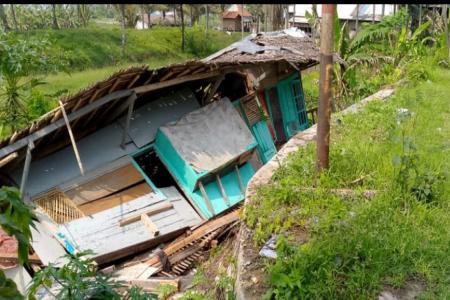 Sebuah Rumah Semi Permanen Millik Warg