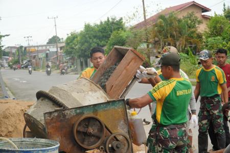 Kebersamaan Satgas Pamtas Yonarmed 11 