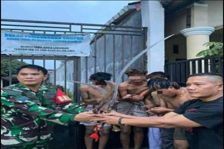 7 Remaja Gangster Bersenjata Tajam Dia
