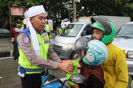 Polres Demak Bagikan Takjil dan Imbau 