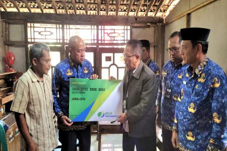 BUPATI BANYUMAS SERAHKAN BANTUAN P