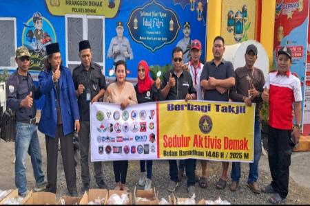 Momentum Ramadhan  S A D  Berbagi Takj