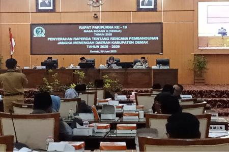 RAPAT PARIPURNA DPRD KABUPATEN DEM