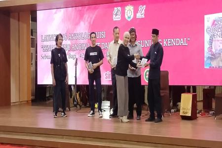 Bupati Kendal Launching Antologi Puisi