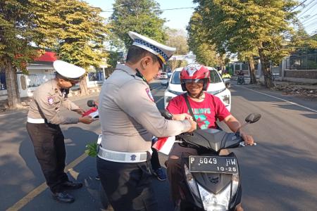 Merah Putih di Jalanan Jember Polisi A