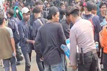 Polisi Bagikan Air Mineral kepada Mass