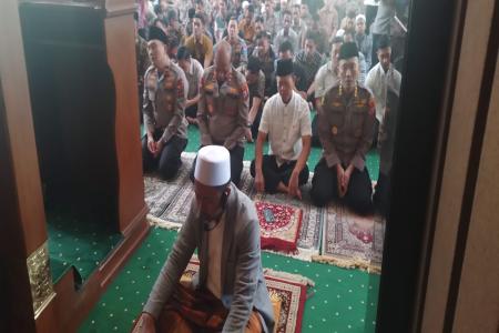 Polda Jatim Gelar Sholat Ghoib untuk A