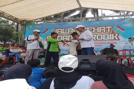 Jalan Sehat dan Aerobik dalam rangka memeriahkan HUT ke80 RI di desa L