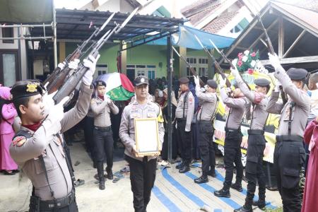 BERIKAN PENGHORMATAN TERAKHIR KAPO