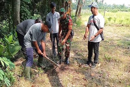 BABINSA NGADIREJO AJAK WARGA TANAM