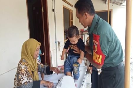 Babinsa Jajar Dampingi Bidan Desa dala