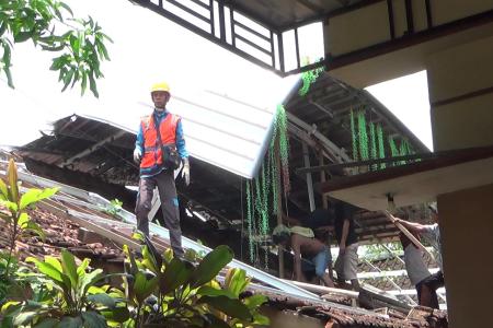 Angin Kencang Terjang Weleri Puluhan R