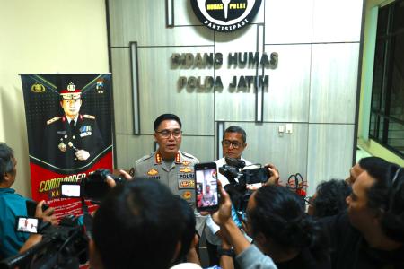 Polda Jatim Kembalikan Buku Sitaan yan