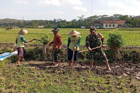 BABINSA MARGOMULYO BANTU WARGA TIM