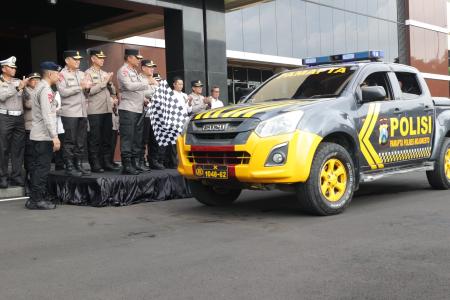 KAPOLDA JATIM LEPAS 79 PERSONEL PA