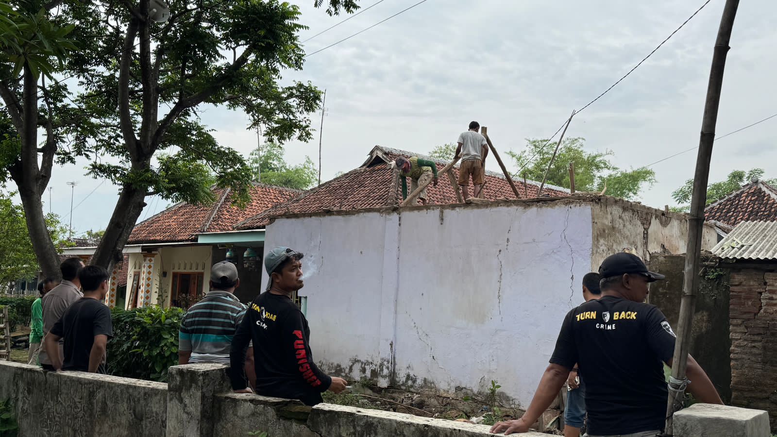 Kapolsek Kejayan Bersama Pemuda Punisher Gelar Bhakti Sosial Renovasi Mushola di Desa Kepuh